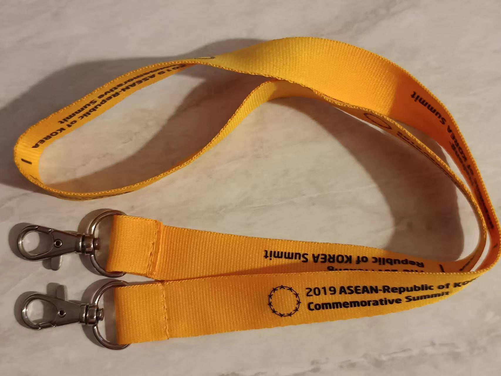 Inexpensive printed lanyard in polyester and RPET. Customizable with a 10, 15, 20 or 25mm logo. Regular fit.